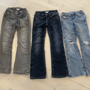 3 par Gina Tricot Jeans str 134 & 140 - 1 par grå /svarta jeans storlek 140, 1 par mörkblå jeans storlek 140 och ett par ljust blå jeans med slitna knän i storlek 134. Alla från Gina Tricot, i gott använt skick! Säljes enbart som paket om 3 för 500 kr. De grå jeansen är något fransade längst ned, övriga i mycket bra skick.