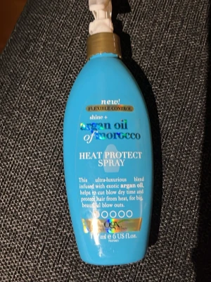 Argan  Heat Protect Spray - Värmeskyddsspray från OGX med arganolja som ger glans och skyddar håret mot värme.. Perfekt för dig som vill minska slitage vid styling och få ett mjukt, glansigt hår. Endast testad. Gott som ny. Luktar jättegott -fräsch 