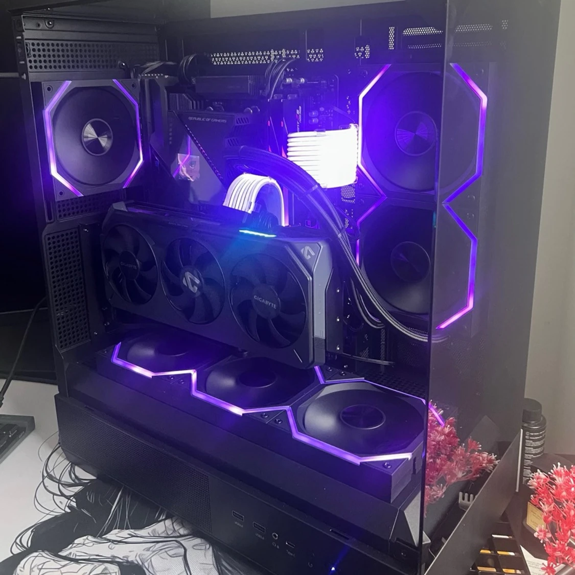 Gaming-PC | Ryzen 7 7800X3D | RX 9070 XT | 32GB DDR5 |2TB | Oled skärm på Aio - 1