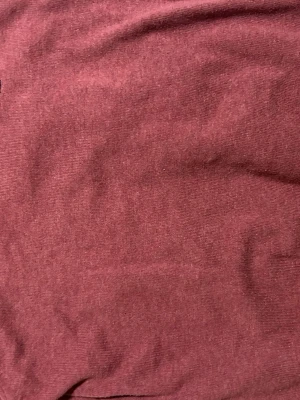 stickad tröja från Hilfiger Denim.  - vinröd färg. Tidlös och lättmatchad modell, perfekt till vardag, den är i mycket fint skick.    Pris kan diskuteras