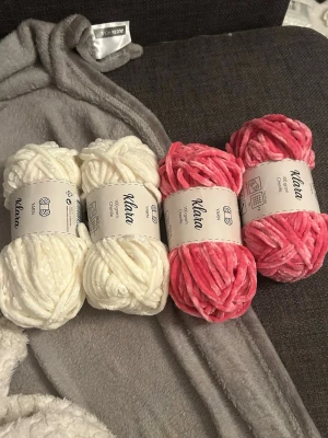 Fyra nystan Klara chenillegarn - Säljer fyra nystan Klara chenillegarn, två i vitt och två i rosa. Varje nystan är 100 gram och garnet är mjukt och fluffigt, perfekt för stickning eller virkning sköna söta strumpor.