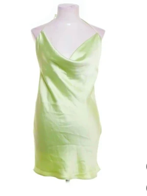 Ljusgrön satinklänning - Ljusgrön kortklänning med öppen rygg från NA-KD. Endast använd en gång. Priset är diskuterbart🫶