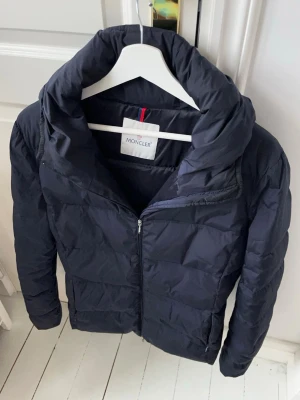 Moncler jacka  - Moncler jacka, jäkligt skön jacka. Äkta såklart med najs passform och fina detaljer. Inga defekter! Modellen som bär den är 180 cm 75 kg och bär storlek 6 vilket motsvarar M ungefär. 