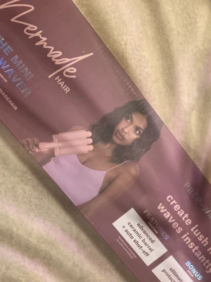 Mermade Hair The Mini Waver rosa - Säljer en rosa vågtång från Mermade Hair, modellen The Mini Waver. Den har keramiska plattor och automatisk avstängning. Perfekt för att skapa snygga beach waves snabbt och enkelt. Kommer i originalförpackning.