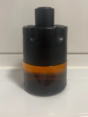  Azzaro The Most Wanted Parfum 100 ml - Nu cirka 90-95 ml kvar. - Original Azzaro The Most Wanted 100 ml Batchkod finns (se bild), korrekt märkning i botten. Köpt i butik. Tyvärr inget kvitto eller box. Cirka 90-95 ml kvar.