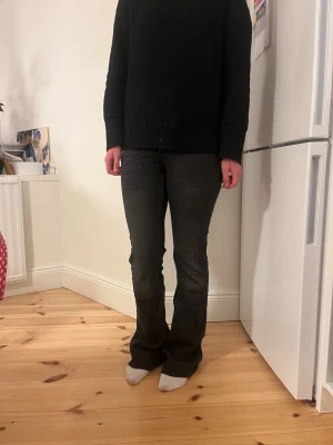 Low waist Cheap Monday jeans - Jättesnygga low waist bootcut jeans i modellen Booty bei från Cheap Monday/ Weekday. De är is storlek 26/30. Hade gärna behållt men tyvärr passar de inte mig längre. 💓De är använda ca 1-2 gånger pga av att de inte passade så bra. Absolut inga skador eller fläckar. De är typ mörkgråa.❣️