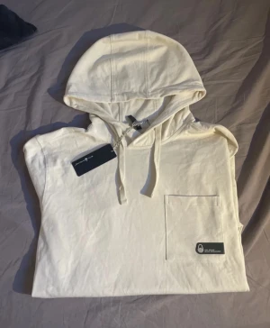 Vit hoodie (Sail racing) -  Helt ny tröja aldrig använd fick den i födelsedagspresent, Den kostar 1000kr som original pris men jag säljer för billigare . Stl Medium och snälla hjälp mig.
