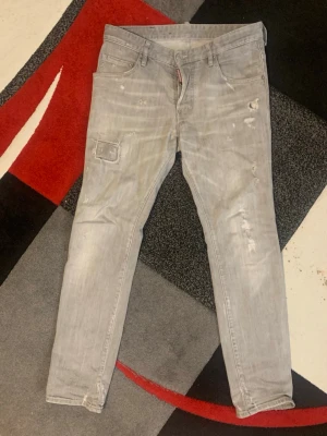 Dsquared2 jeans  - Säljer mina dsqured2 jeans som är otroligt feta för ett dunder pris. Storlek 46 enligt dsquareds storleks ordning som mot svarar midja 30 eller 32. Självfallet äkta. Kom med frågor och funderingar. 