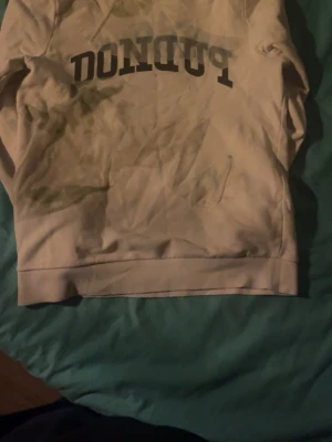 Beige sweatshirt från Dondup - Lite schysstare sweatshirt från Dondup med tryckt logga i svart på bröstet. Tröjan har rund halsringning och ribbade muddar vid ärmslut och nederkant. Tillverkad i Italien och har en avslappnad passform som passar perfekt till jeans.