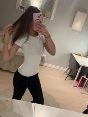 Vit tight t-shirt i bomull - Snygg vit t-shirt med tight passform och rund halsringning. Perfekt basplagg som är enkel att matcha till olika outfits. Gjord i mjuk bomull för en bekväm känsla hela dagen.