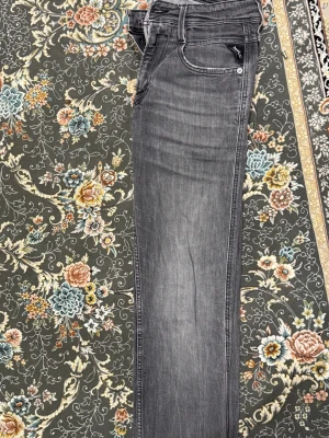 Replay Jeans  - Ett par till gråa minsta lilla fundering så fråga gärna! Skickar samma dag eller dagen efter 