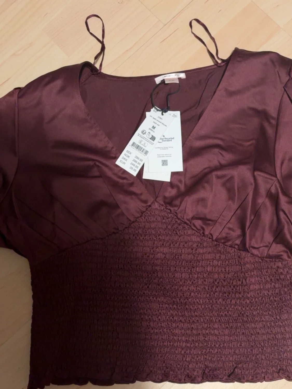 Vinröd omlottopp från Gina tricot  - 1