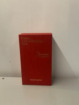Maison Francis Kurkdjian Baccarat Rouge 540 - Lyxig parfym i elegant röd förpackning från Maison Francis Kurkdjian. Baccarat Rouge 540 Extrait de Parfum har guldtext på framsidan och en stilren, rektangulär kartong. Perfekt för dig som vill ha en exklusiv doftupplevelse.