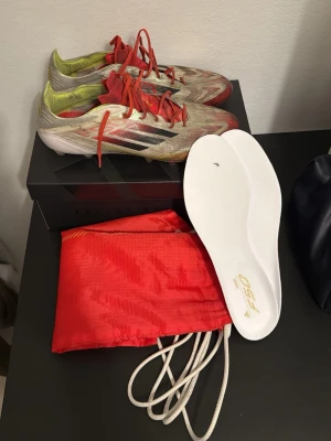 Adidas f50 - Tja, säljer nu mina sjukt snygga adidas f50s. Andvända men i bra skick! Nypris 3000kr men säljer för 599! Konstgräs dobbar! Skriv via frågor och liknande!