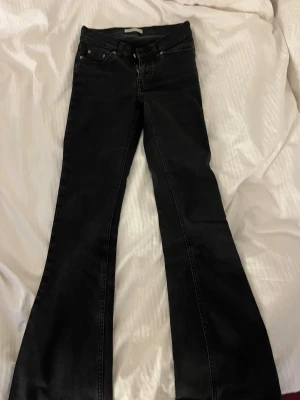 Svarta mid rise jeans  - Superfina mid rise jeans från Gina!