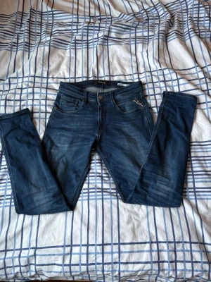  Replay jeans - Smörkblå jeans från Replay med snygg tvätt på. Är storlek W27 L30. !!Pris går att diskutera!!👍Har använts sparsamt och är fortfarande i topp skick. Modellen är anbass.  Om de är några frågor så är det bara att fråga på😁