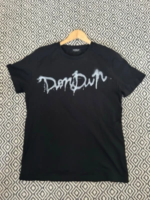 Dondup T-shirt Spraytryck - Säljer nu denna dondup T-shirten med spraytryck. Väldigt eftertraktad tröja och slutsåld överallt. Mycket bra skick (9,3/10), använd ca 5 gånger. Pris kan diskuteras vid snabb affär💸