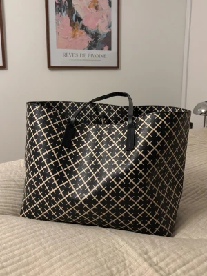 By Malene Birger väska - Säljer nu min Malene Birger väska då den inte kommer till användning! Finns defekter i handtagen vilket är väldigt vanligt på just dessa men annars inga skavanker!🖤