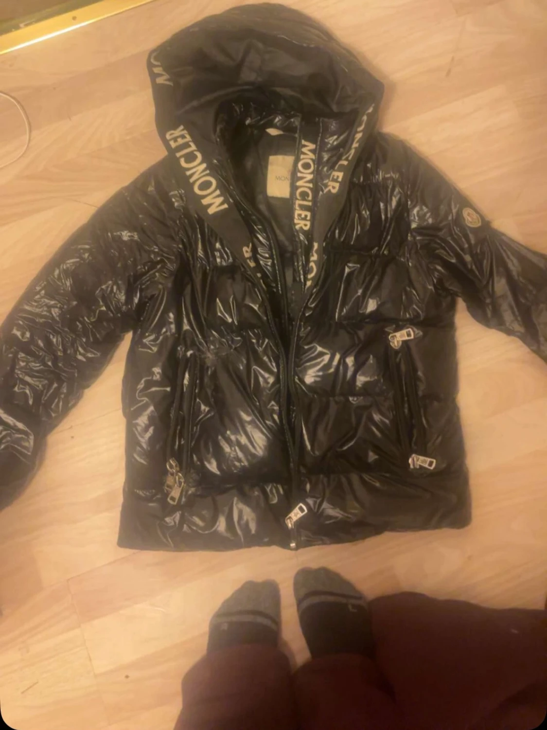 Svart Moncler dunjacka med huva