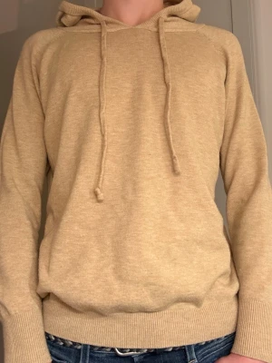 Kashmir hooide  - En snygg Kashmir hoodie i färgen biege, hoodien är i väldigt fint skick och passar perfekt till varje outfit 