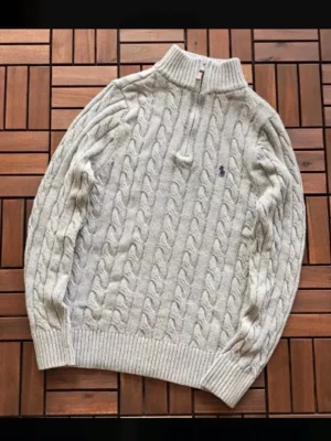 Ljusgrå kabelstickad tröja Polo Ralph Lauren -  Polo Ralph Lauren mycket skön