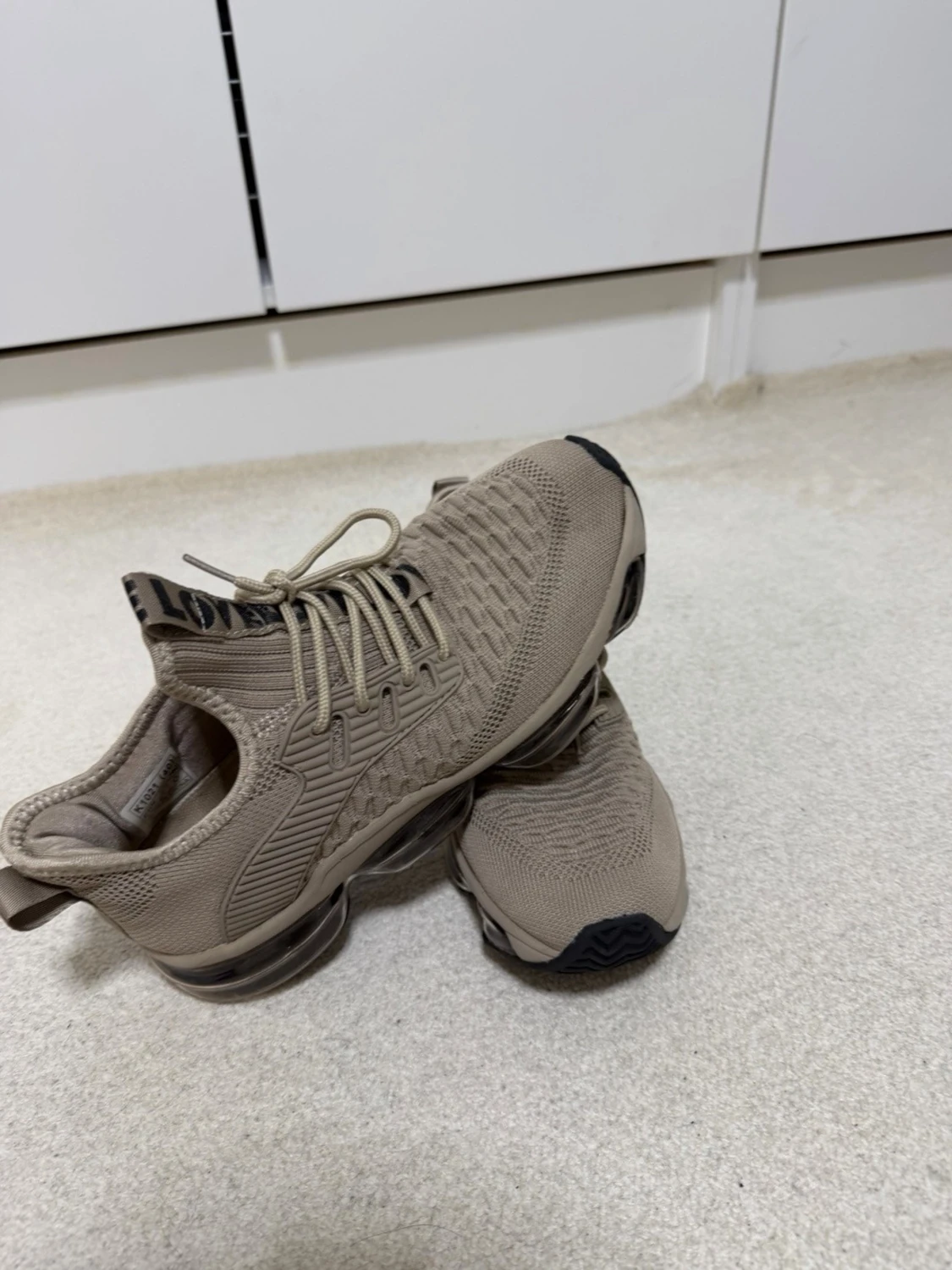 Beige sneakers med stickad ovandel - 1