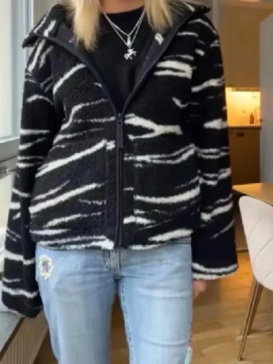 Teddy jacka  - Supermysig Teddy jacka ifrån hm! Storlek S men passar även xs och s, Den är i fint skick!💕