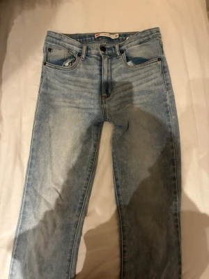 Levi's jeans utsvängda lågmidjade  - Jeans Levis utsvängda lågmidjade 