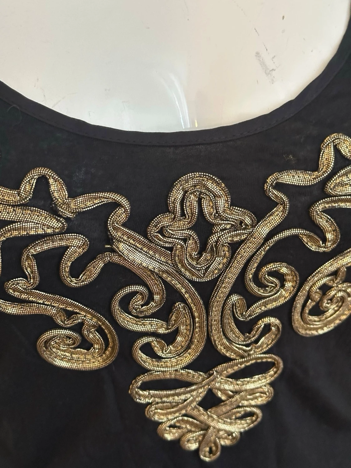 Svart linnetopp med guldbroderi - 1
