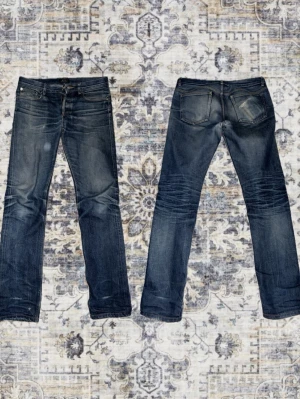 APC Selvedge - APC Petit Standard. Väl använda och knappt tvättade vilket gett sjuk fade. Några få mindre hål men som ger karaktär. Tar emot att sälja men säljer till rätt pris. Hör av vid frågor.