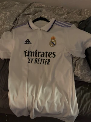 Real Madrid matchtröja Adidas M - Vit Real Madrid matchtröja 22/23 den är köpt på unisport! Köptes året 23 och är knappt använd 