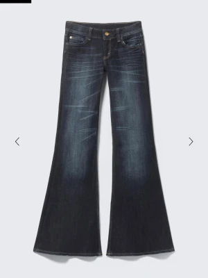 cheap monday jeans  - Snygga mörkblå jeans med bootcut och låg midja. Jeansen har klassisk femficksdesign, lätt slitna detaljer och gylf med knapp. Perfekta för dig som gillar en retroinspirerad look. Helt nya och oanvända , lappen finns kvar