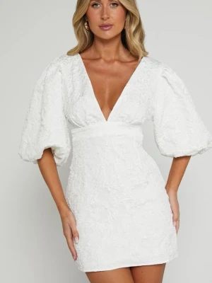 Vit kort klänning från showpo - INTRESSEKOLL!! på denna så sjukt populära klänningen från showpo ❤️ sjuuukt fin till studenten och så eftertraktad!! 