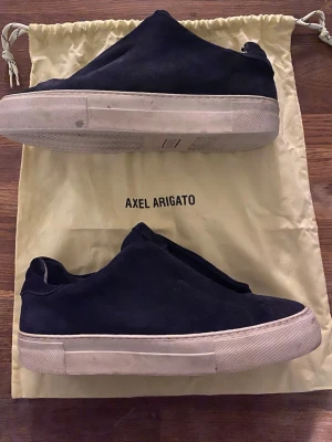 Mörkblå Axel Arigato skor  - Nästan helt nyttskick förutom ett den lilla guldiga texten är borta på ena skon, priset går att diskuteras och skriv gärna ifall ni undrar något!