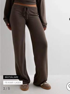 Nelly ”my chill pants” - Jättefina mjukisbyxor från Nelly😍 Slutsålda i alla storlekar. I bra skick, nypris 350🤗Storlek XS. Går jättebra att använda "Köp nu"! Vi skickar inom 1-2 dagar💕 Bara att skriva vid funderingar🤗