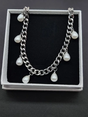 Stilfullt halsband med pärlor  - Material-rostfritt stål.  Kedjetjocklek-7mm 