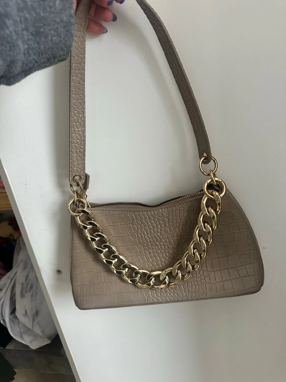 Beige handväska med guldkedja