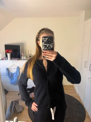 Stickad kofta - Mysig marinblå kofta från Gina Young i storlek 170! Nästan aldrig använd