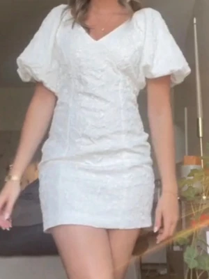 Studentklänning från Gina  - Kort fin klänning från Ginatricot, perfekt till studenten!!! Den är i storlek 36 och är endast använd en gång, på min student! 