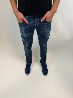 Dondup Jeans George  - Dondup Jeans George! Trendigaste jeansen på marknaden.  Ny pris= 4000 kr Säljs för= 1299 kr (Modellen har original slitningar från fabrik vilket är väldigt eftertraktat och populärt) 