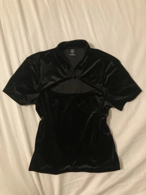 alt sammet topp - söt alternativ topp i sammet med lite annorlunda urringning och spänne fram. från en äldre urban outfitters kollektion. står storlek m på lappen men sitter mycket mer som en s. 