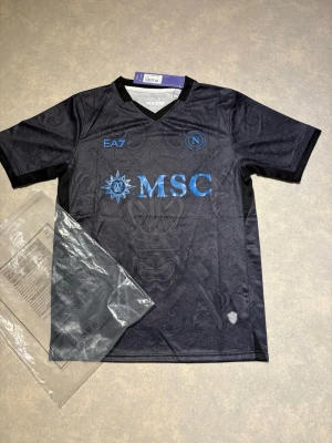 Napoli matchtröja EA7 svart/blå - En svart blå napoli tröja som är väldigt snygg och passar väldigt bra storlek M
