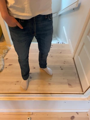 Nudie jeans  - Jeans ifrån märket nudie jeans, modellen är äldre och säljs inte längre som heter Thinn Finn, storlek 31/32 men uppsydda så sitter som ca 30 i längden, jag är 180 och lite korta på mig, skriv vid frågor!