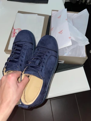 Christian Louboutin | navy - Snygga marinblå skor från Christian Louboutin i mocka utan spikar. Skorna passar perfekt för dig som vill ha något exklusivt och trendigt. | Inga tecken på användning | Kommer med orginalkartong och dustbag | Storlek 43 | Är öppen för prisförslag! | Skicka ett pm om du har någon fråga angående priset eller varan. MVH William🙌
