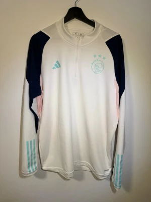 Ajax träningströja från Adidas - Ajax träningskit från Adidas. Tröjan är som ny, använd enstaka gånger och har inga skador. Storleken är XL men passar L. Skriv meddelande för prisförslag eller frågor. 