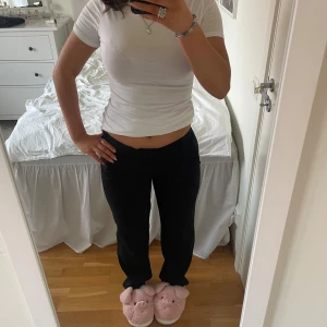 Lågmidjade kostymbyxor  - Ett par jättesnygga lågmidjade kostym byxor från vero Moda! Säljer för att de inte kommer till användning längre. Storlek xs men de passar mycket mer som S! 💕 midjemått 2x 33cm och innerbenslängd 75 cm💕