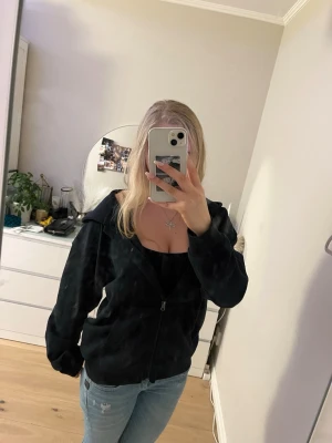 Mörkblå hoodie med dragkedja och huva - En mörkblå hoodie med dragkedja framtill och huva. Modellen är loose fit och har långa ärmar samt två fickor framtill. Perfekt för en avslappnad och chill stil. Endast använd någon enstaka gång💗står storlek 158/164 men skulle nästan säga att den passar som en M då jag brukar ha S i vanliga fall.  
