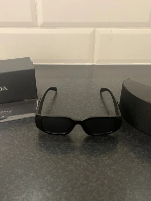 Prada solglasögon  - Helt nya Prada solglasögon perfekt till sommaren