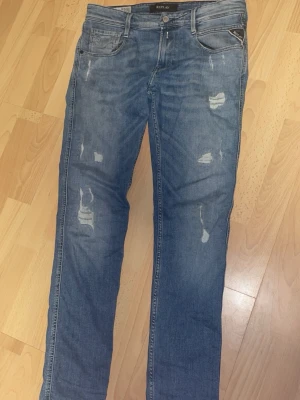 Blå slitna jeans från Replay - Snygga jeans från replay storlek 30w 32L sitter Slim. Pris:600 nypris:1399 hör av er om ni har några frågor eller funderingar 