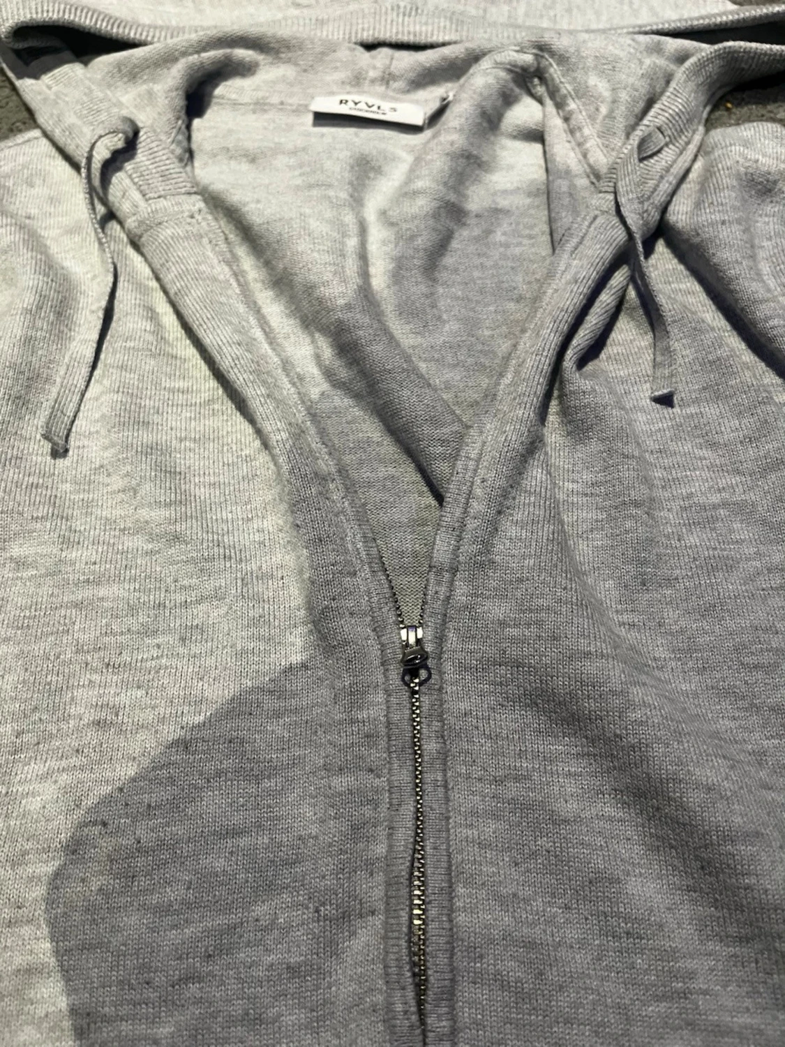 Ljusgrå stickad hoodie med dragkedja från RYVLS - 1